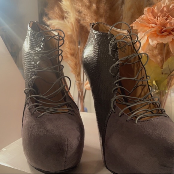 5 inch heel with 1 1/2 platform. - Picture 3 of 4